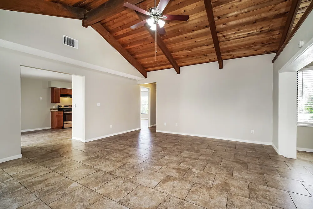 3 bed, 2.0 bath, 1367 sqft, $2,035 — Photo 3