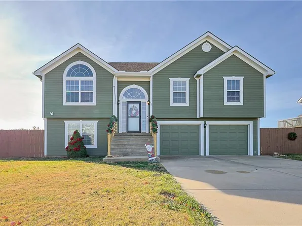 401 Lake Meadows Dr, Smithville, MO 64089