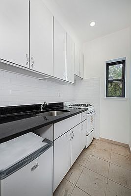 4th image of 253 E 49th St APT 3