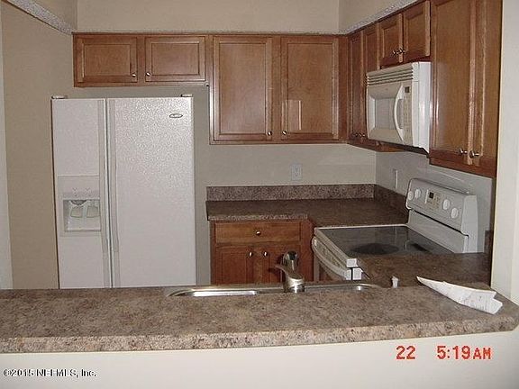 LARGE KITCHEN W/ BAR