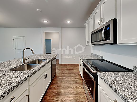 4th image of 881 S 150th Dr