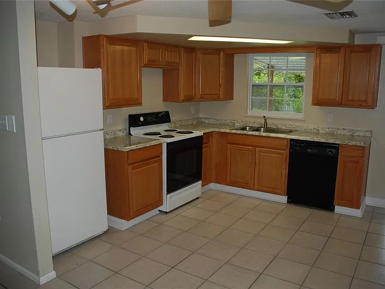 1624 Springdale Dr — Photo 11