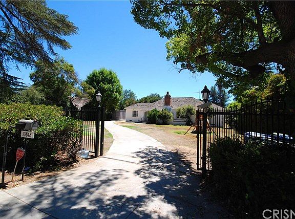 3rd image of 13818 Chandler Blvd