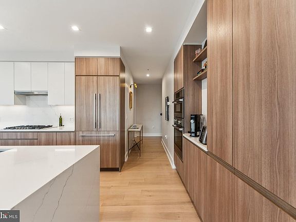 5th image of 701 Swann Ave #402