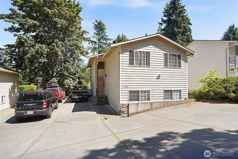 2nd image of 10606 Roosevelt Way NE