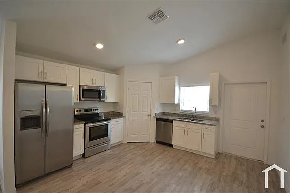 2225 Carver Ave — Photo 14