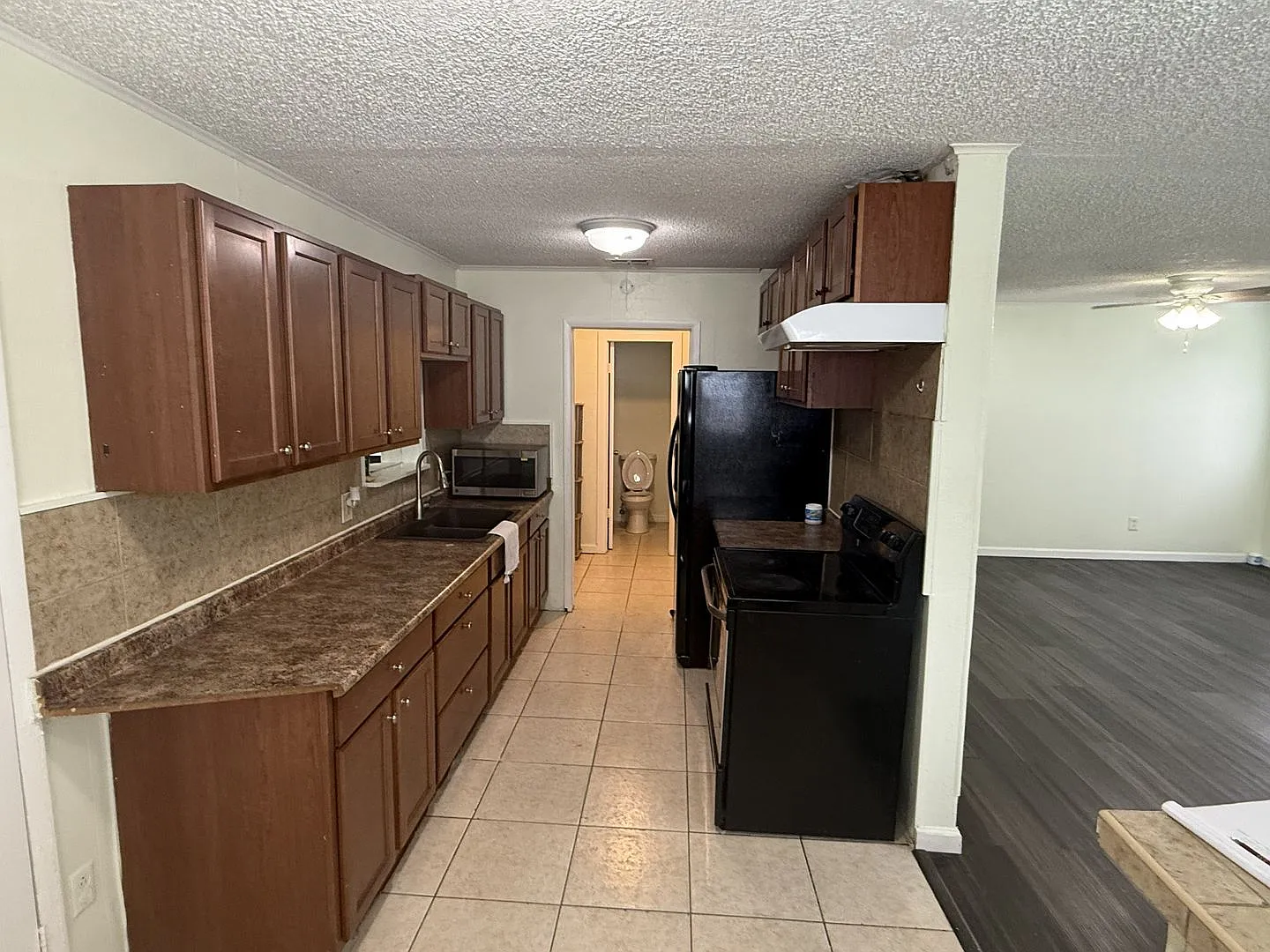 Spacious 4-bedroom, 2-bathroom home — Photo 4