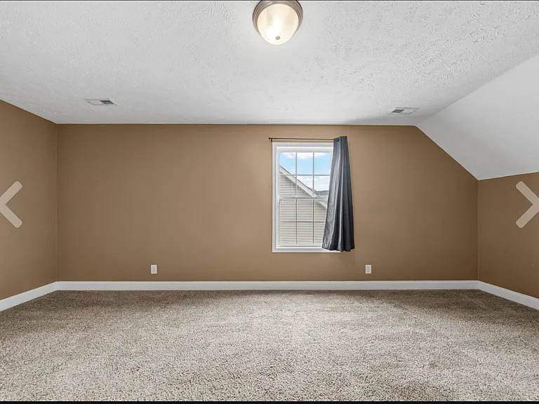 546 Falkland Cir — Photo 10