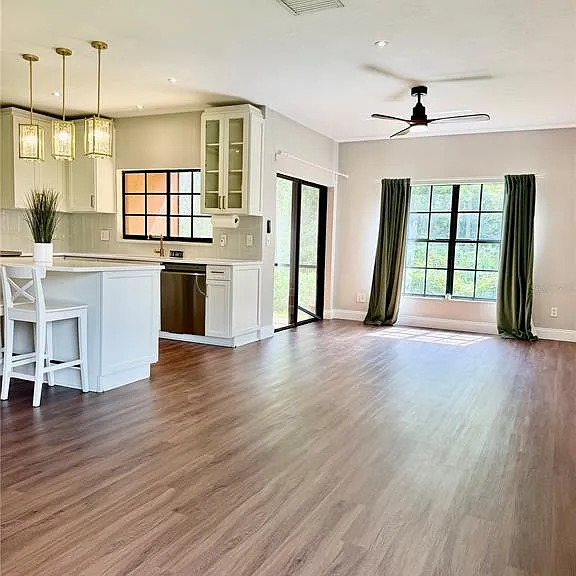 1050 Blackwater Dr — Photo 3