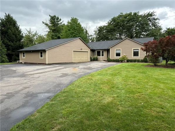 1276 Golf View Dr, Macedon, NY 14502