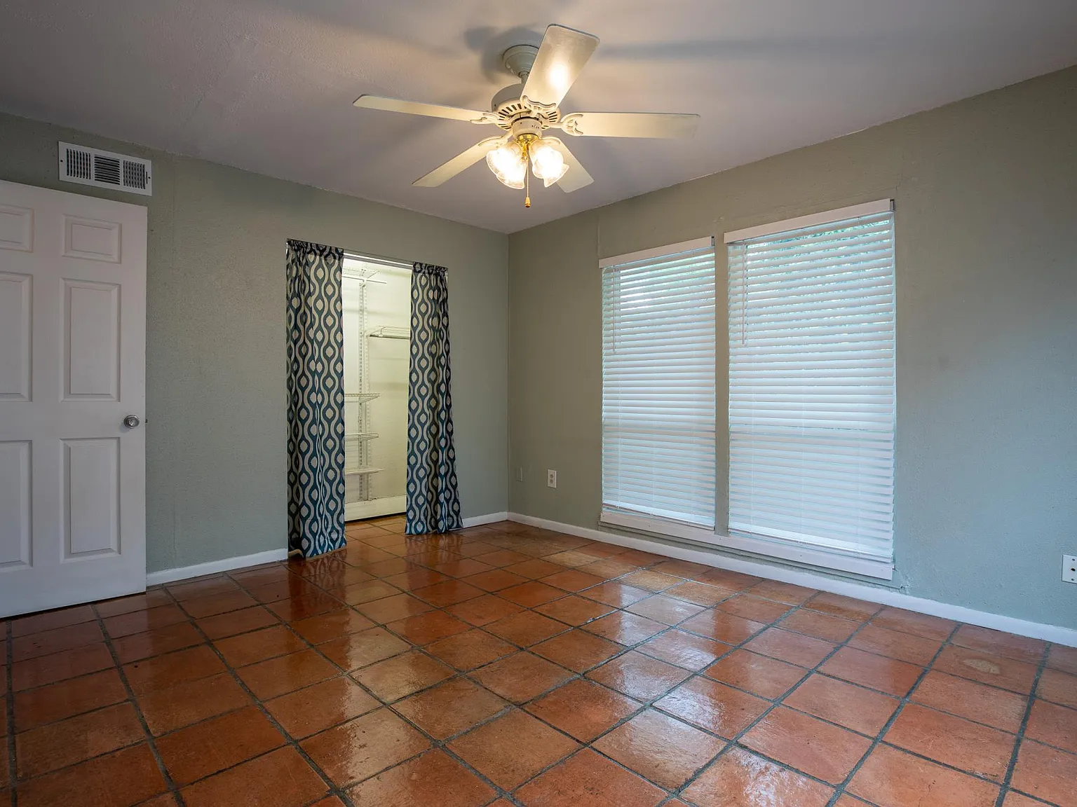 420 Ira Ave — Photo 4