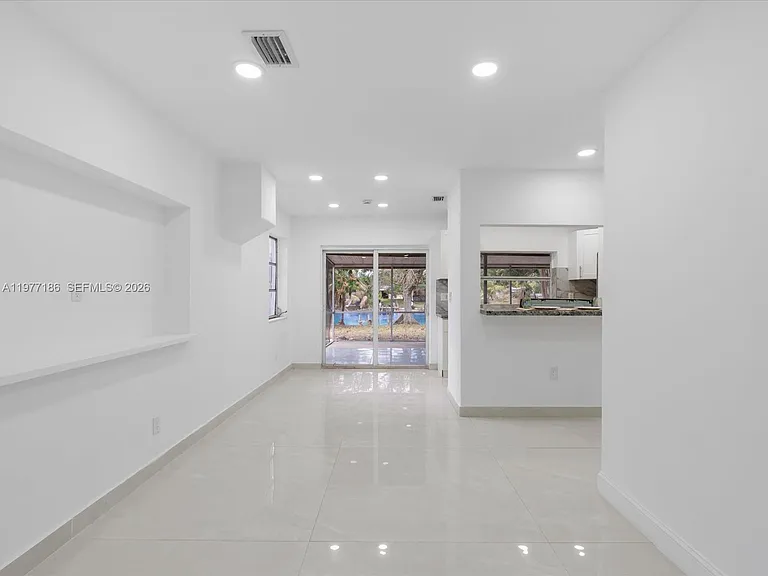 4331 SW 31st Dr — Photo 5