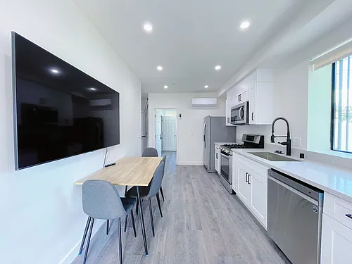 Floor plan 3 Bed 3 Bath - 860 sqft