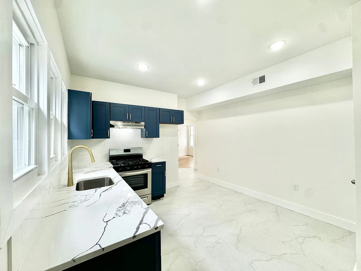 3 bed, 1000 sqft, $3,000 — Photo 1