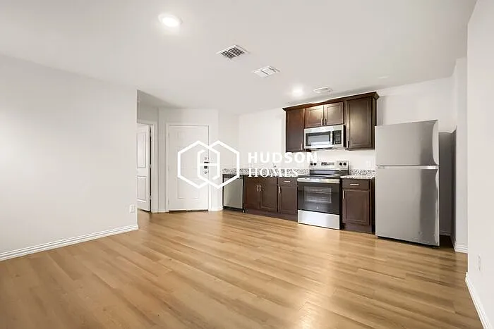 413 Lottie St #B — Photo 5