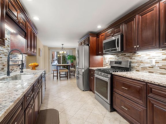 3rd image of 27 Woodland Park Dr