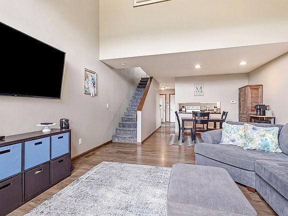 2nd image of 827 Stone Ridge Pl