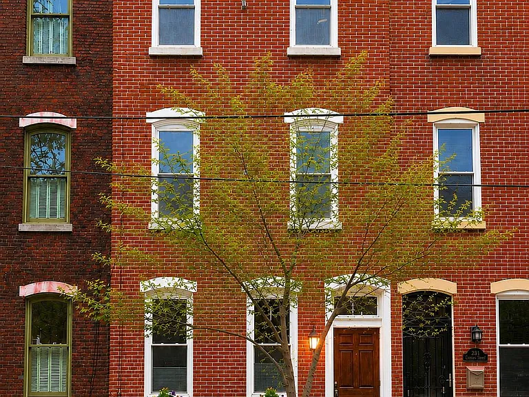 2332 Catharine St — Photo 2