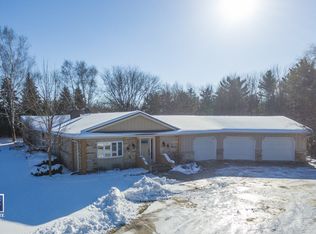 1487 Skylark Ln, Green Bay, WI 54313