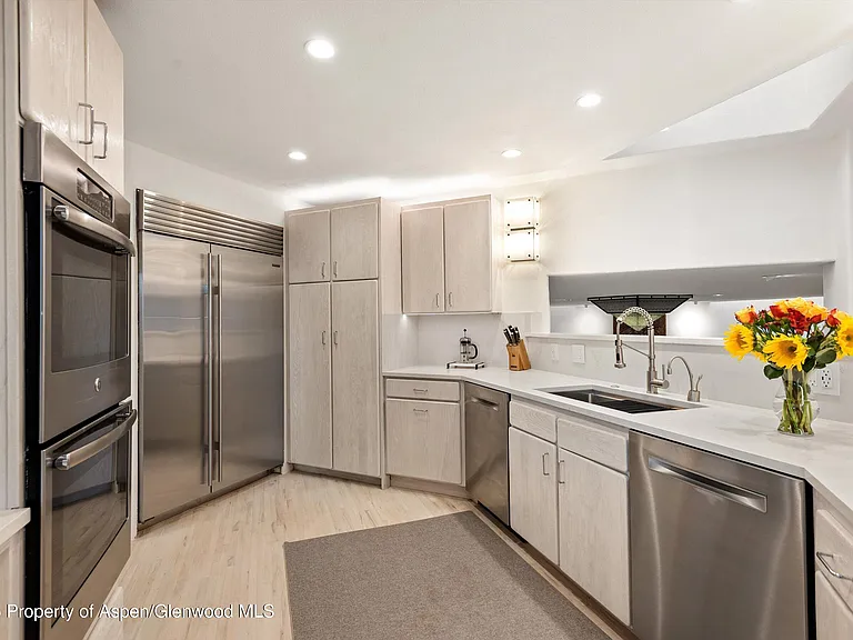 699 Eppley Dr — Photo 14