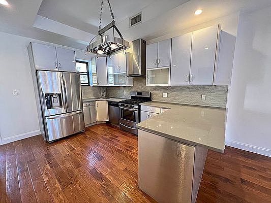 2nd image of 981A Putnam Ave #2