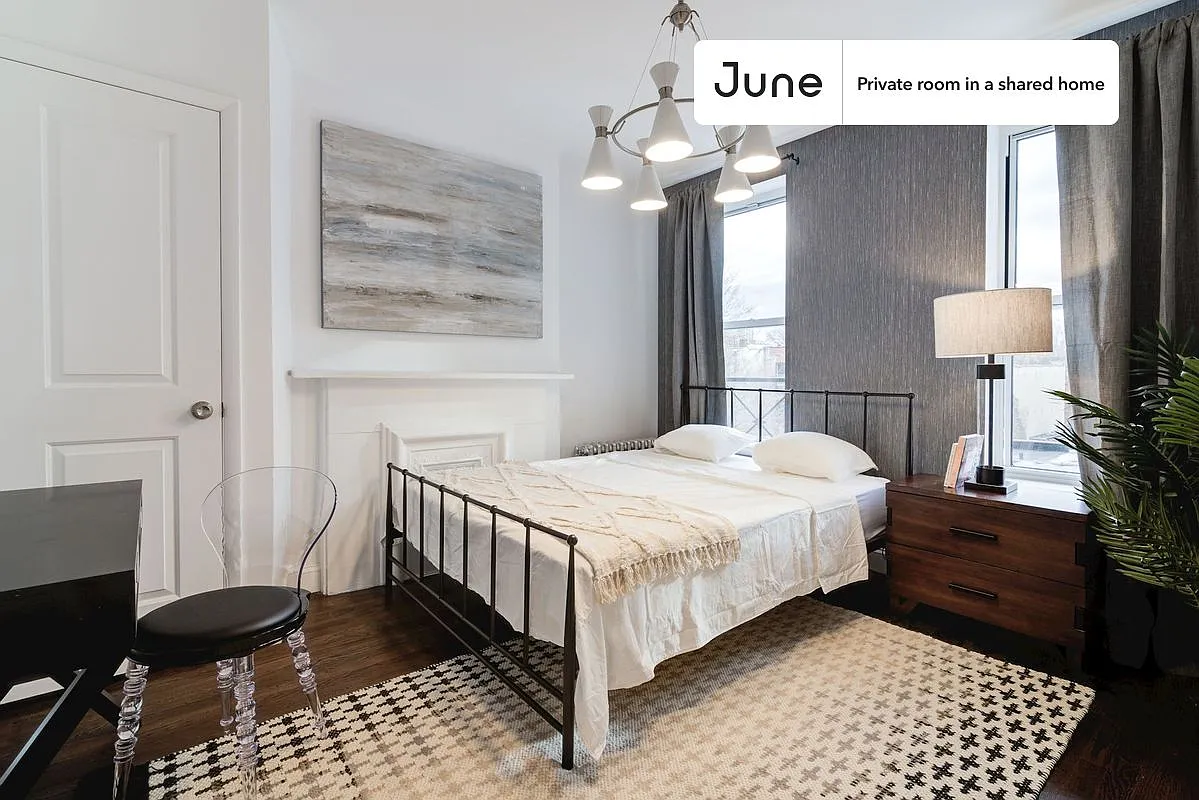 Queen bedroom in 4 bed/1 bath home in Prospect Heights #170 C — Photo 1