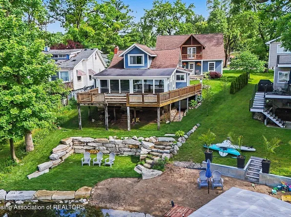 4023 Lotus Dr, Waterford, MI 48329