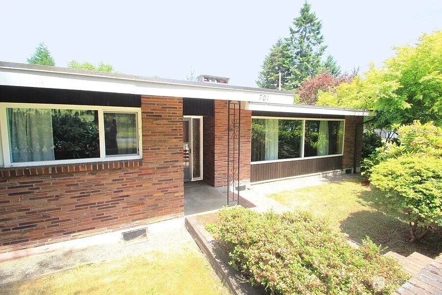 701 21st Avenue SW photo 1