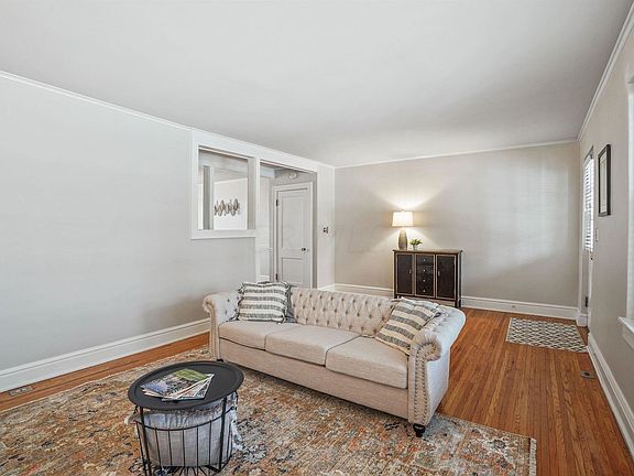 5th image of 2152 Arlington Ave