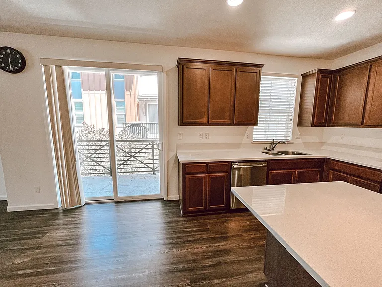 2297 Central Pkwy — Photo 9