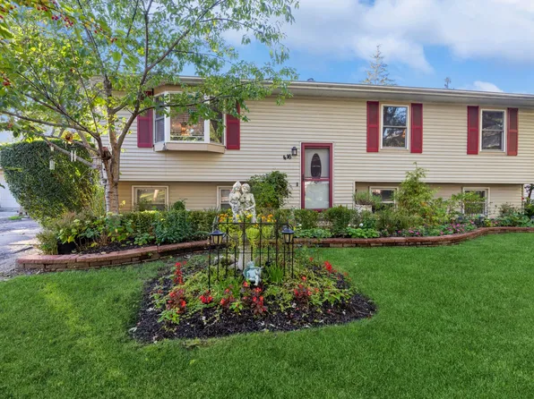 416 Greenview Dr, Park City, IL 60085