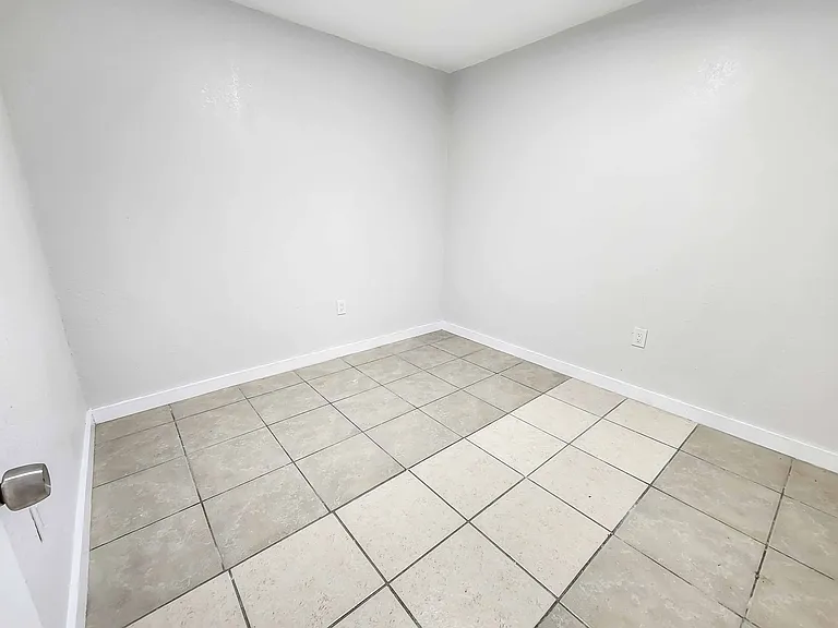 76 SW 8th Ave #N — Photo 9