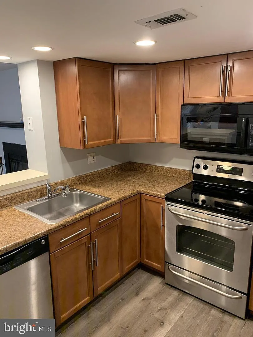 2 bed, 2.0 bath, 858 sqft, $2,350 — Photo 1