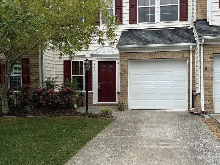 205 Emily Ln — Photo 1