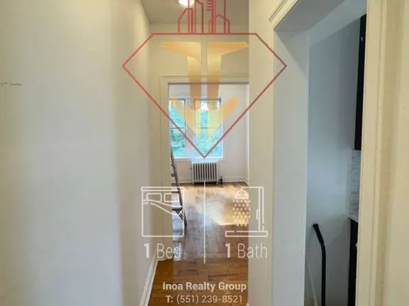 385 Danforth Avenue image 9 of 11