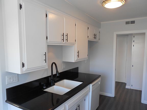 4th image of 1000 Cordova St APT 204