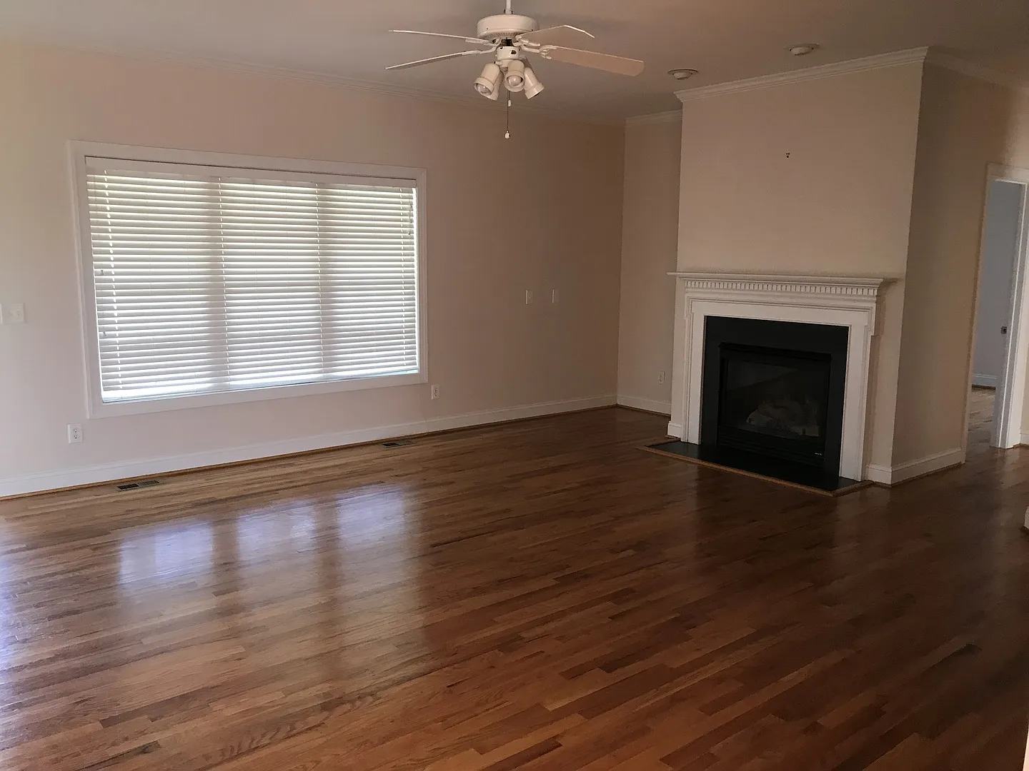 4 bd 2 bth all brick w/ 2 car garage located on a 1 acre lot - lawn care, water, trash, washer/dr... — Photo 3