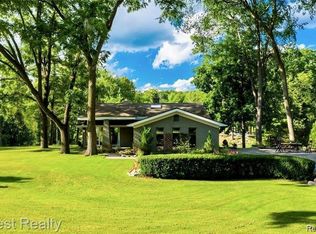 222 W Greenshield Rd, Lake Orion, MI 48360
