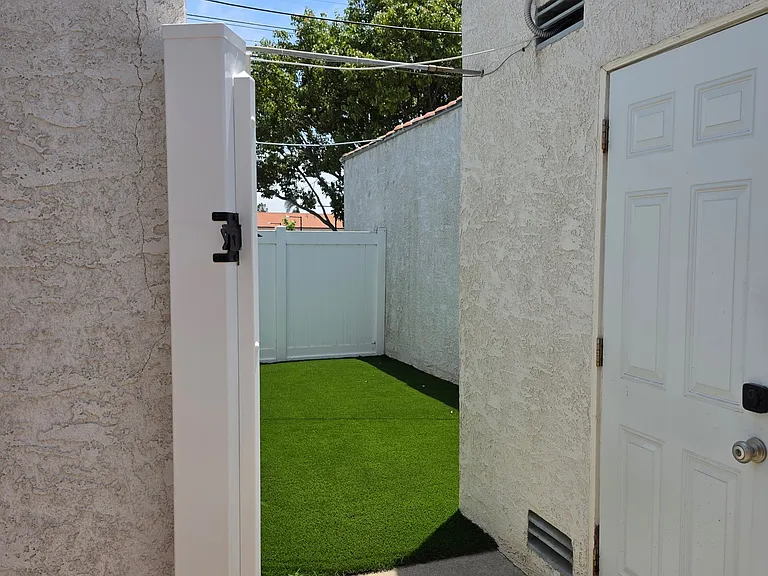 2415 Arizona Ave — Photo 11