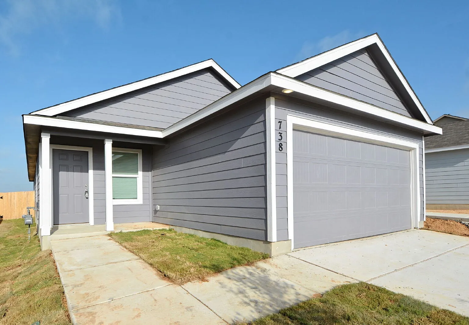 4 bed, 2.0 bath, 1627 sqft, $1,565 — Photo 2