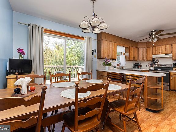 3rd image of 105 Rhaubert Cir