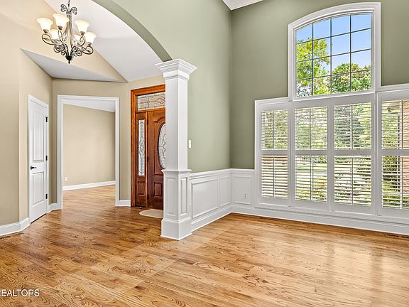 5th image of 227 Pinecrest Cir