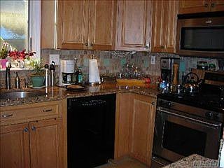 5th image of 217 Crombie St