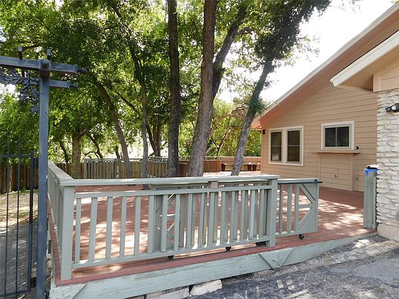 4th image of 1006 Porpoise St