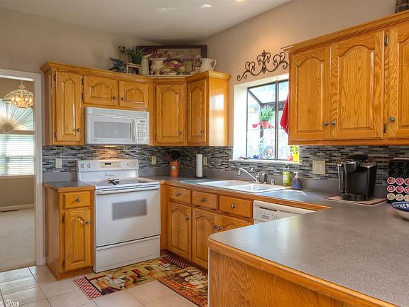 3rd image of 142 Bay Oaks Cv