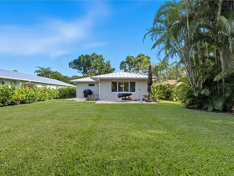 676 Royal Palm Pl — Photo 17