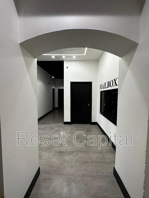 3 bed, 1.0 bath, 1000 sqft, $2,400 — Photo 3