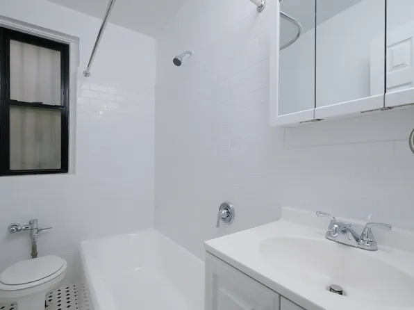 2685 Creston Avenue image 6 of 9