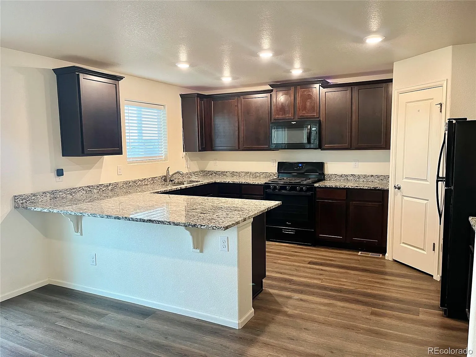 3 bed, 2.5 bath, 1931 sqft, $2,600 — Photo 4