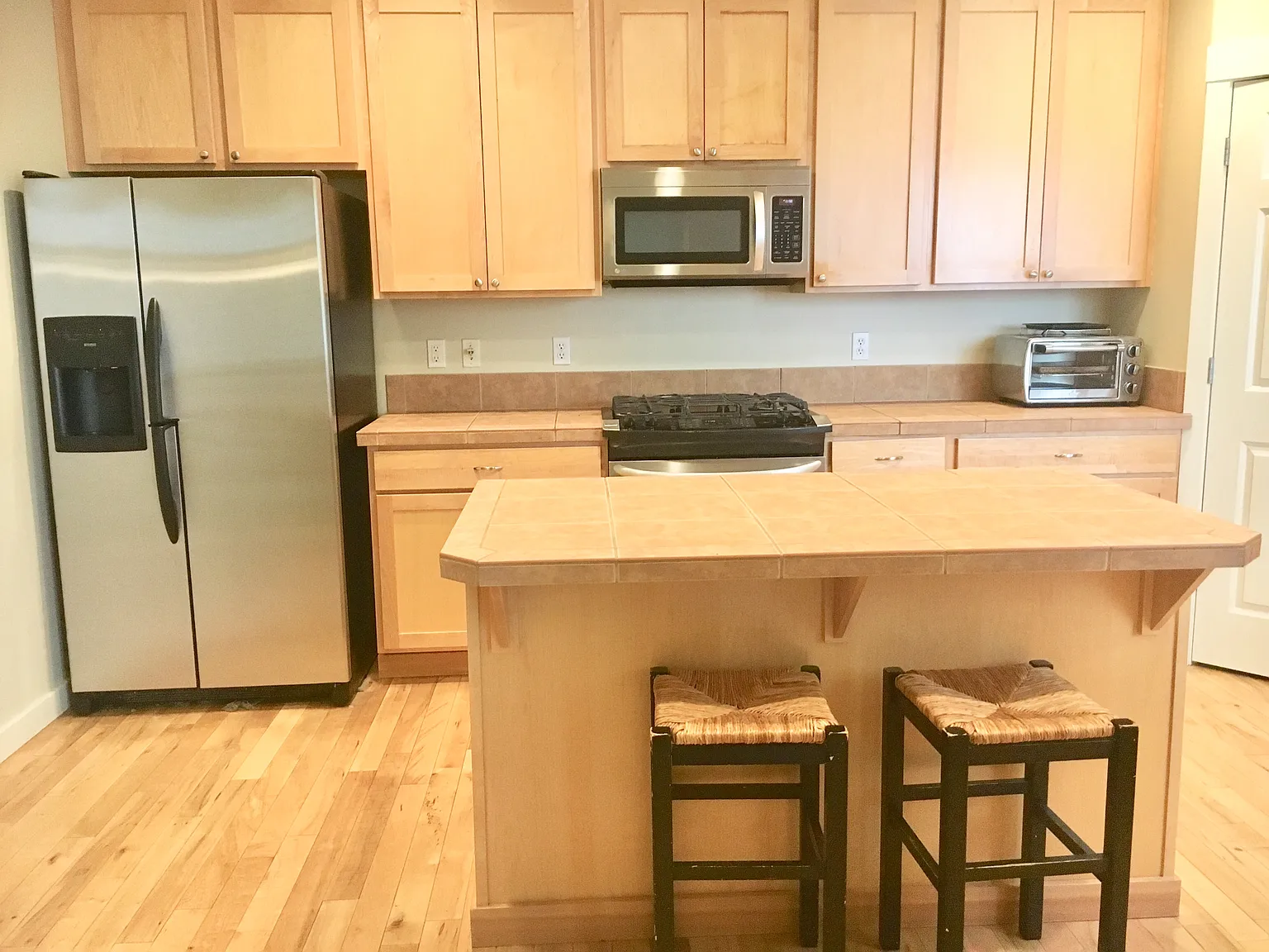 4 bed, 3.5 bath, 2480 sqft, $1,000 — Photo 2